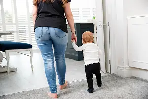 見学する親子の写真